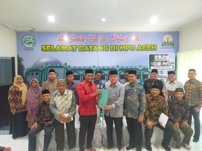 Banleg DPRA Serahkan Rancangan Qanun Aceh tentang Hak Perlindungan Perempuan ke MPU Aceh