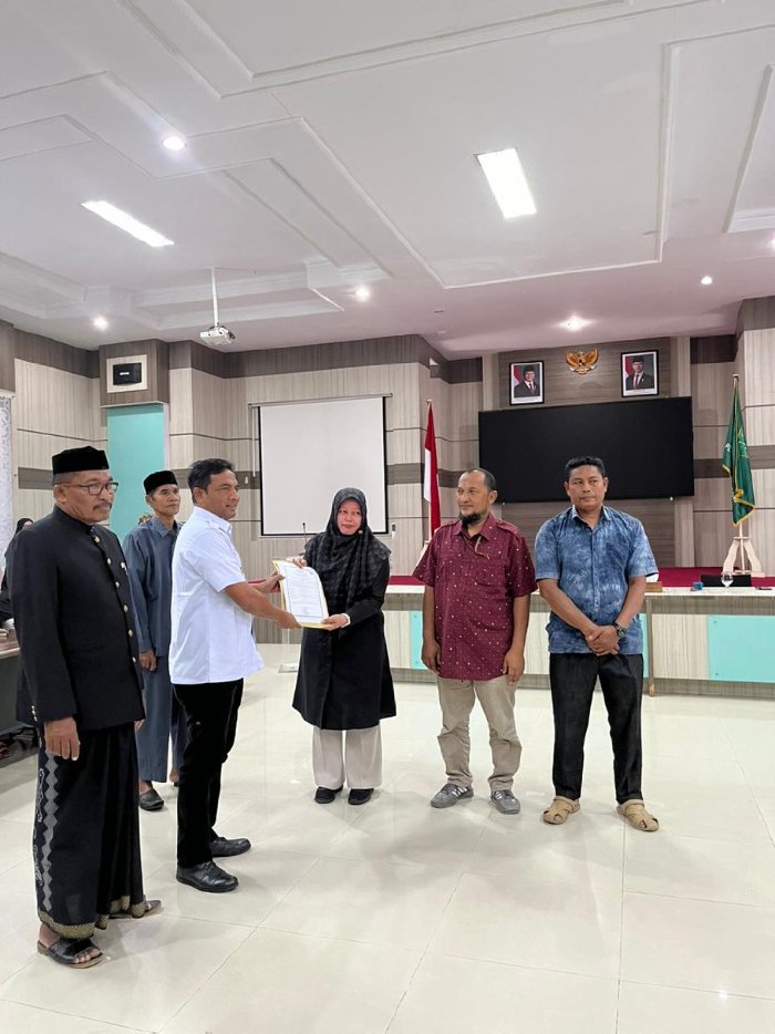 Pj. Walikota Sabang Serahkan Sertifikat Halal kepada Pelaku Usaha